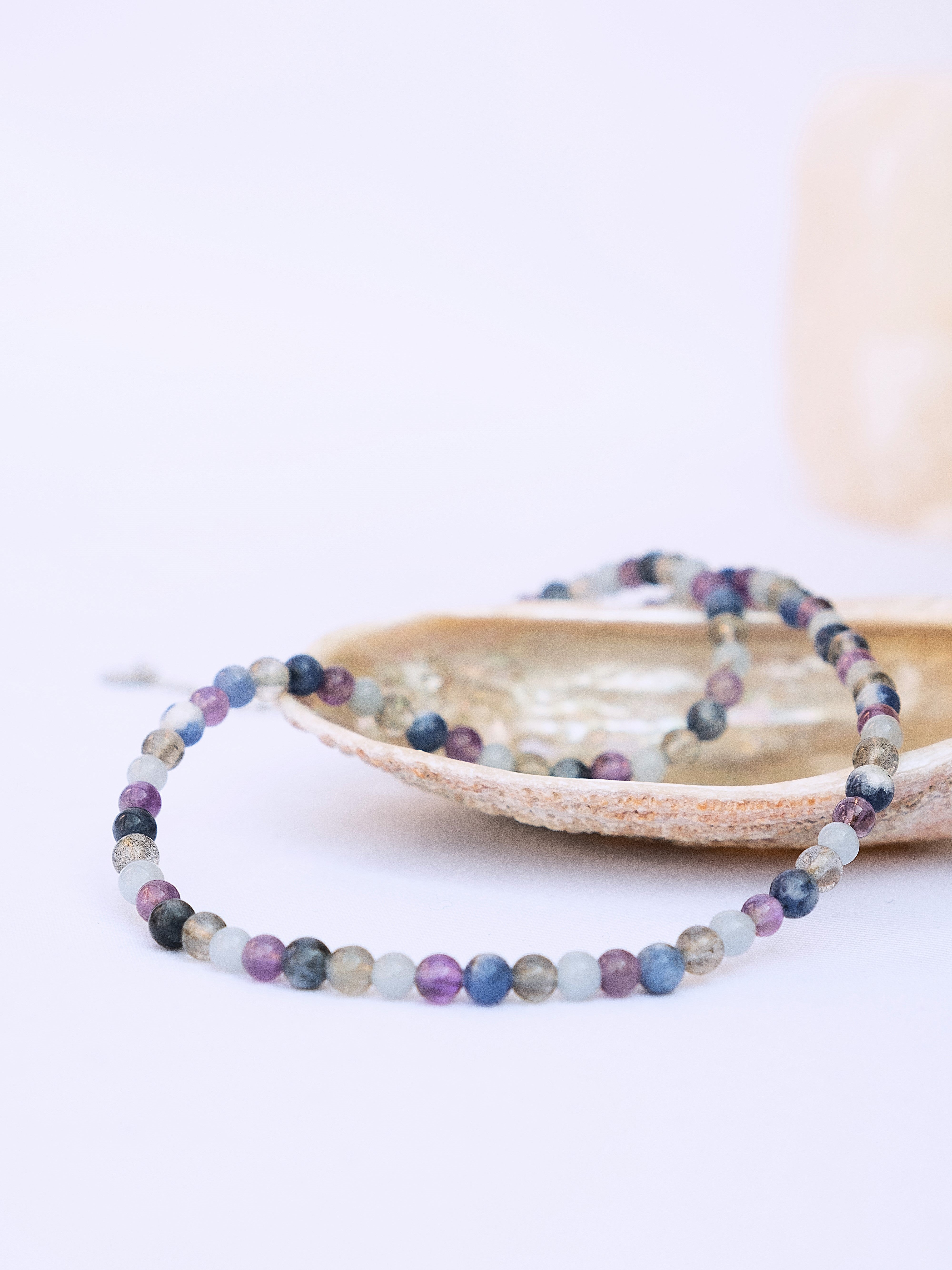 choker con pietre naturali. collana girocollo cristalli naturali. giunquilla gioielli per il sacro femminile. gioielli per chakra, energetici. yoga tantra. inossidabili. sodalite, ametista, angelite, labradorite