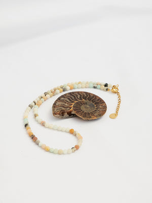 choker con pietre naturali. collana girocollo cristalli naturali. giunquilla gioielli per il sacro femminile. gioielli per chakra, energetici. yoga tantra. inossidabili. amazzonite smerigliata, amazzonite effetto frost