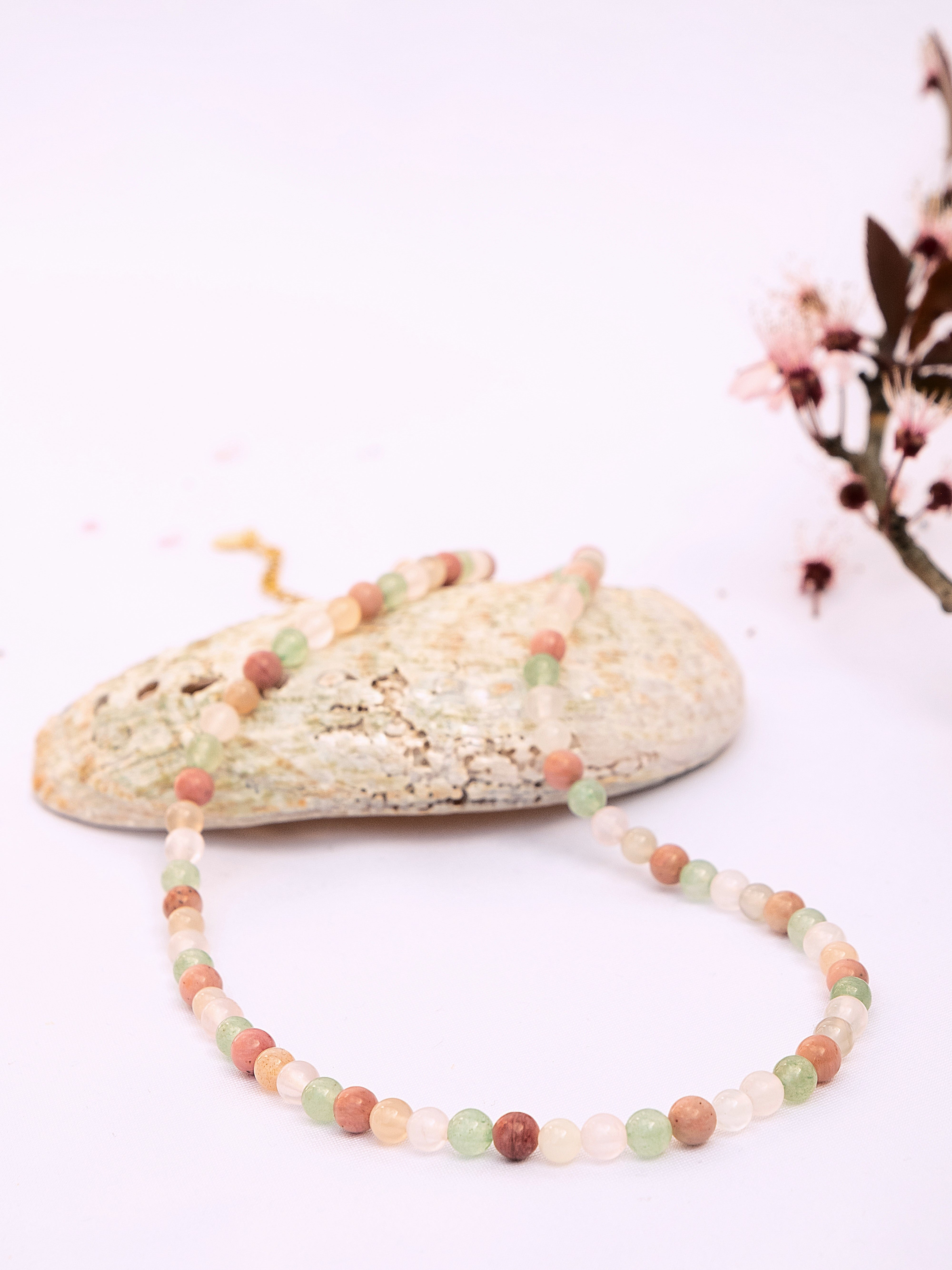 choker con pietre naturali. collana girocollo cristalli naturali. giunquilla gioielli per il sacro femminile. gioielli per chakra, energetici. yoga tantra. inossidabili. quarzo rosa, rodonite, avventurina, quarzo ialino