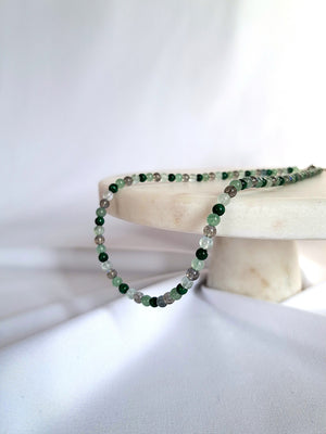 choker con pietre naturali. collana girocollo cristalli naturali. giunquilla gioielli per il sacro femminile. gioielli per chakra, energetici. yoga tantra. inossidabili. avventurina, malachite labradorite, fluorite verde