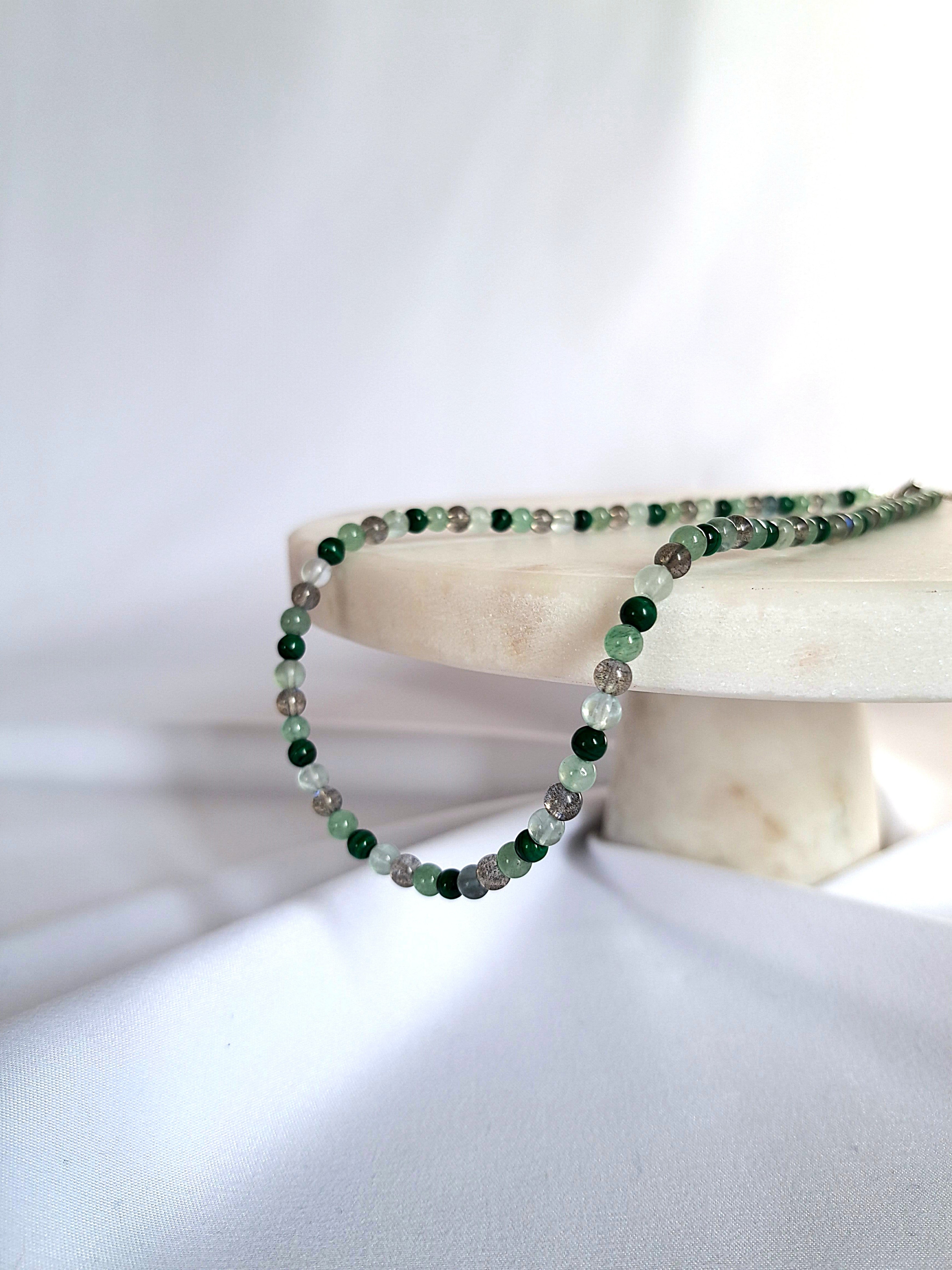 choker con pietre naturali. collana girocollo cristalli naturali. giunquilla gioielli per il sacro femminile. gioielli per chakra, energetici. yoga tantra. inossidabili. avventurina, malachite labradorite, fluorite verde