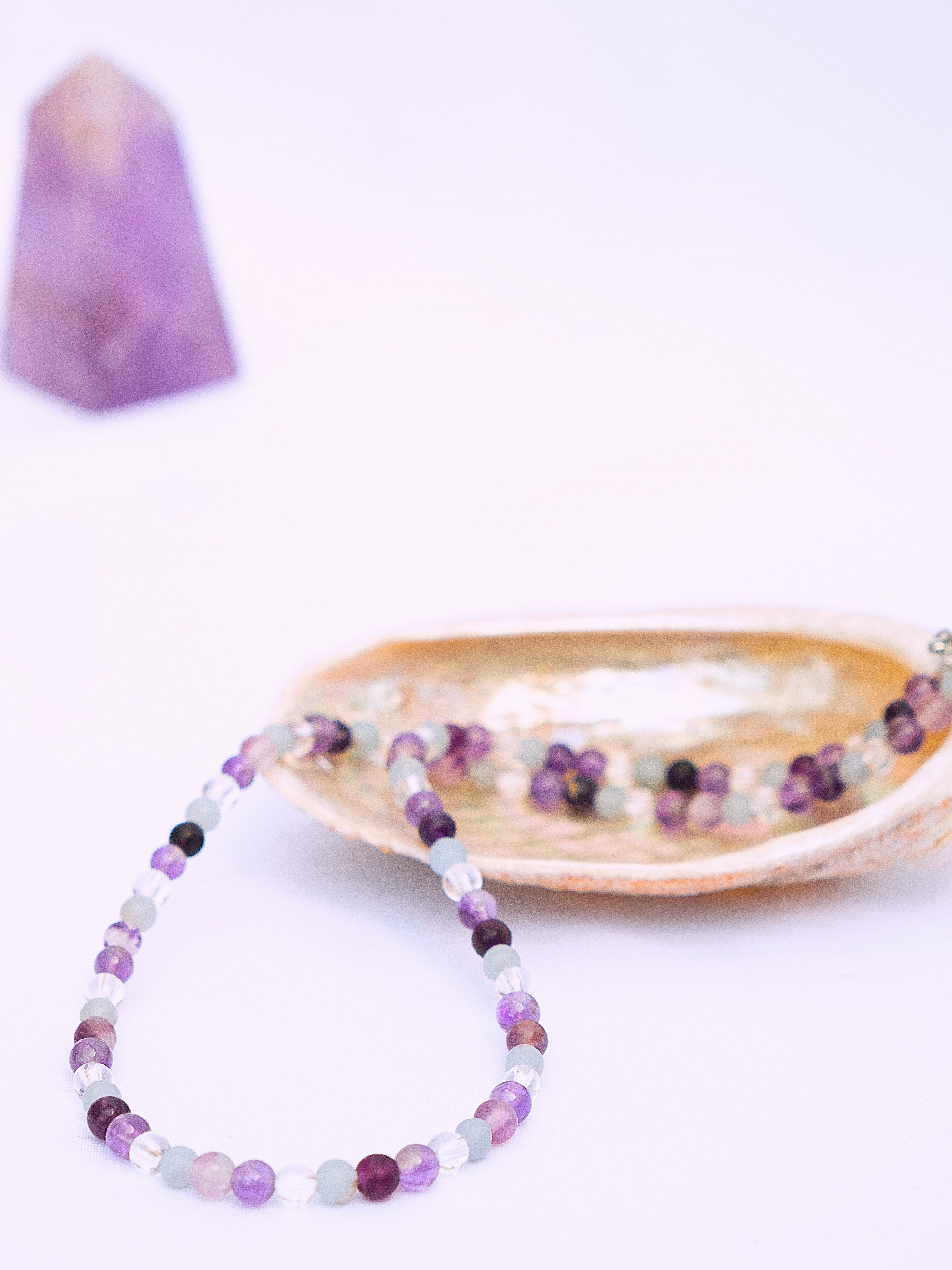 choker con pietre naturali. collana girocollo cristalli naturali. giunquilla gioielli per il sacro femminile. gioielli per chakra, energetici. yoga tantra. inossidabili. ametista, fluorite, angelite, quarzo ialino
