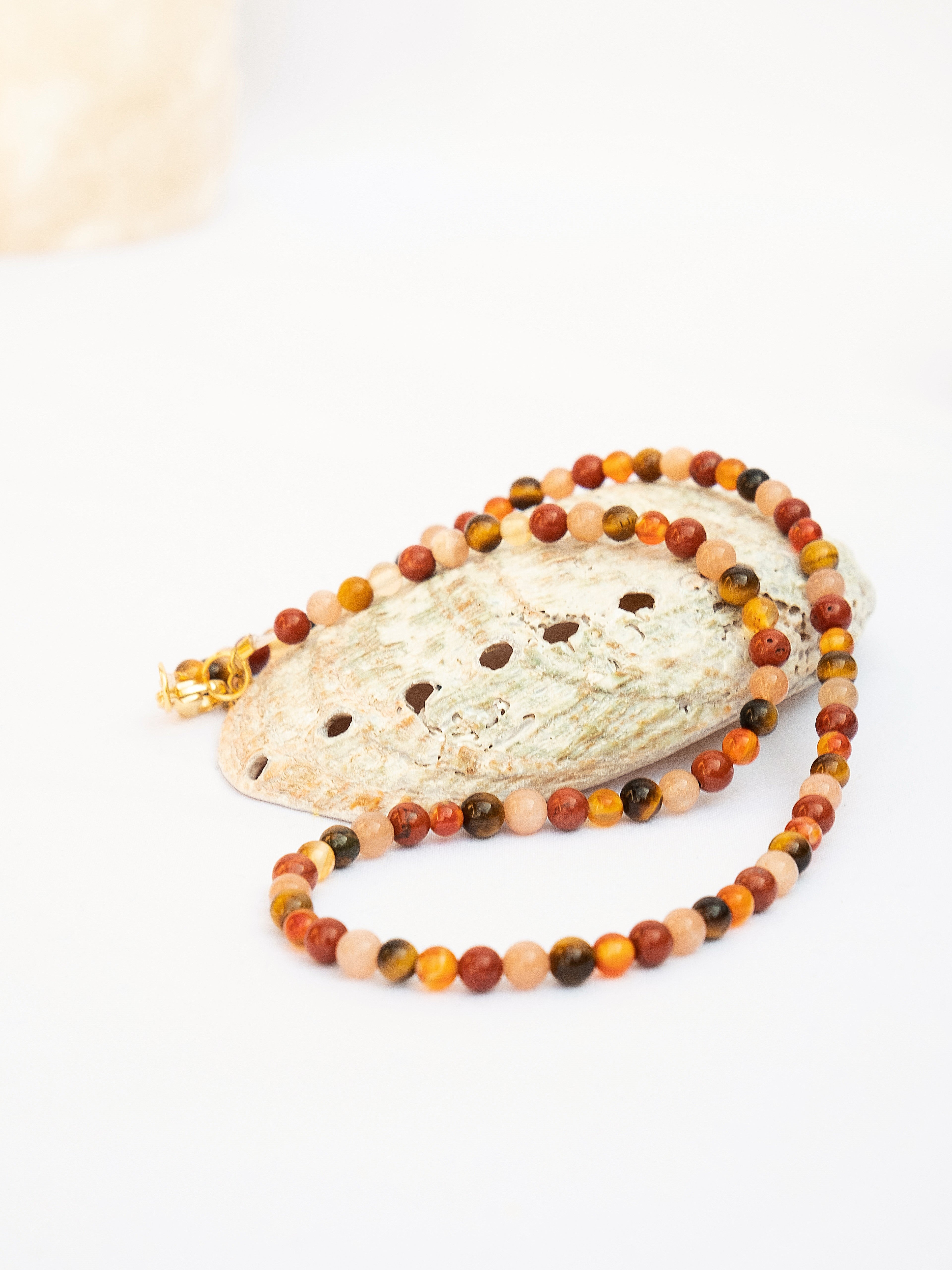 choker con pietre naturali. collana girocollo cristalli naturali. giunquilla gioielli per il sacro femminile. gioielli per chakra, energetici. yoga tantra. inossidabili. occhio di tigre, corniola eliolite pietra del sole, diaspro