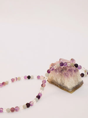 choker con pietre naturali. collana girocollo cristalli naturali. giunquilla gioielli per il sacro femminile. gioielli per chakra, energetici. yoga tantra. inossidabili. ametista, fluorite, angelite, quarzo ialino