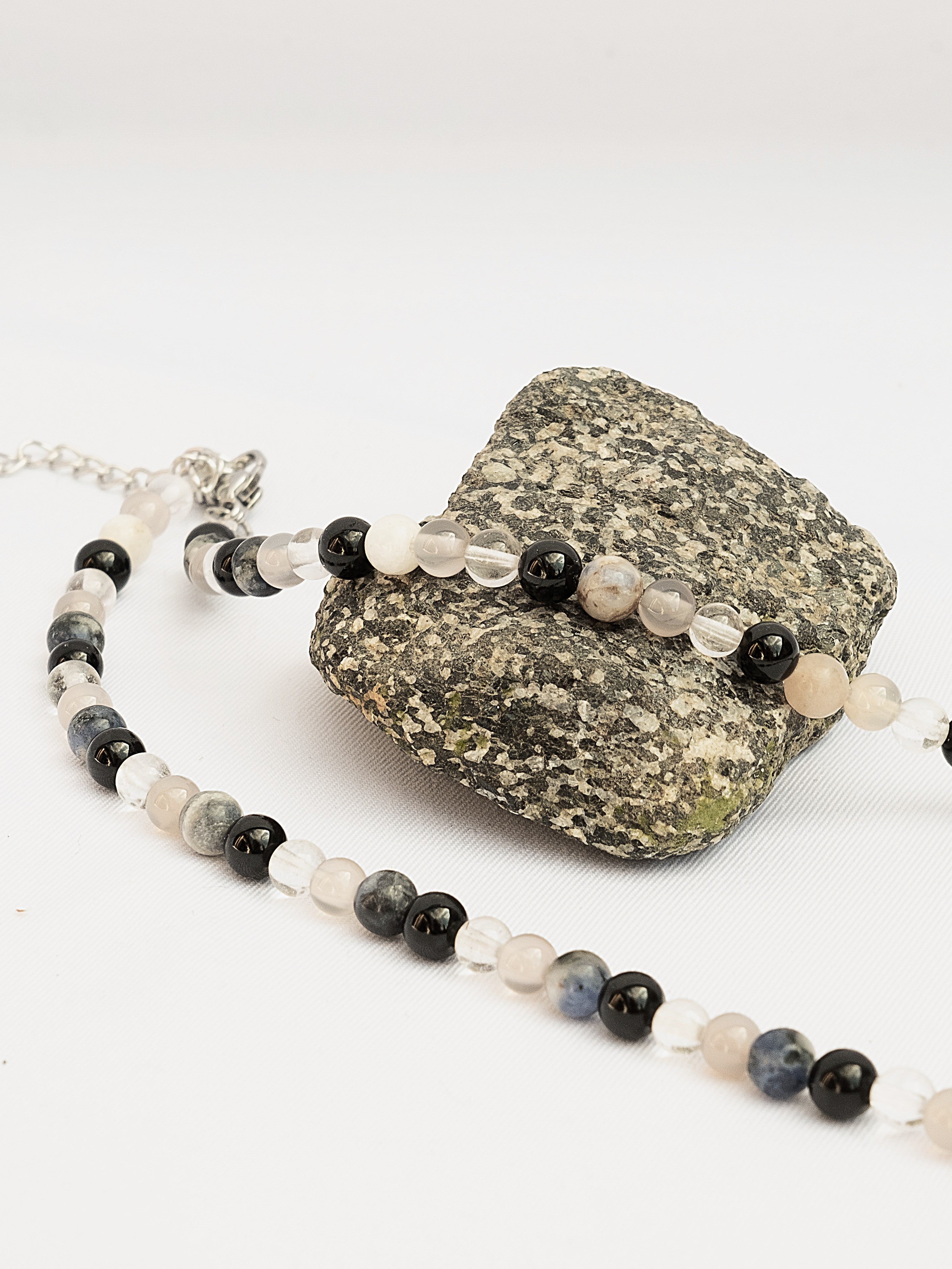 choker con pietre naturali. collana girocollo cristalli naturali. giunquilla gioielli per il sacro femminile. gioielli per chakra, energetici. yoga tantra. inossidabili. sodalite, tormalina, quarzo ialino, agata grigia