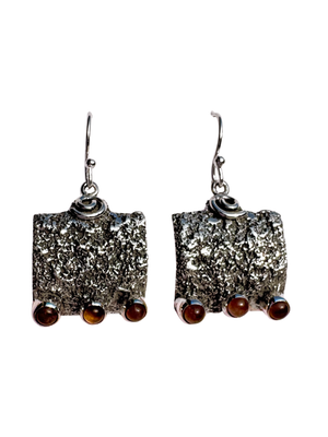 orecchini in argento 925 con pietra labradorite. gioielli per il sacro femminile, simbolismo femminile. giunquilla. simbolo madre terra spirale