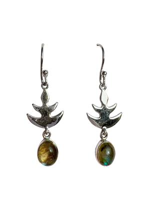 orecchini in argento 925 con pietra labradorite. gioielli per il sacro femminile, simbolismo femminile. giunquilla. simbolo lune