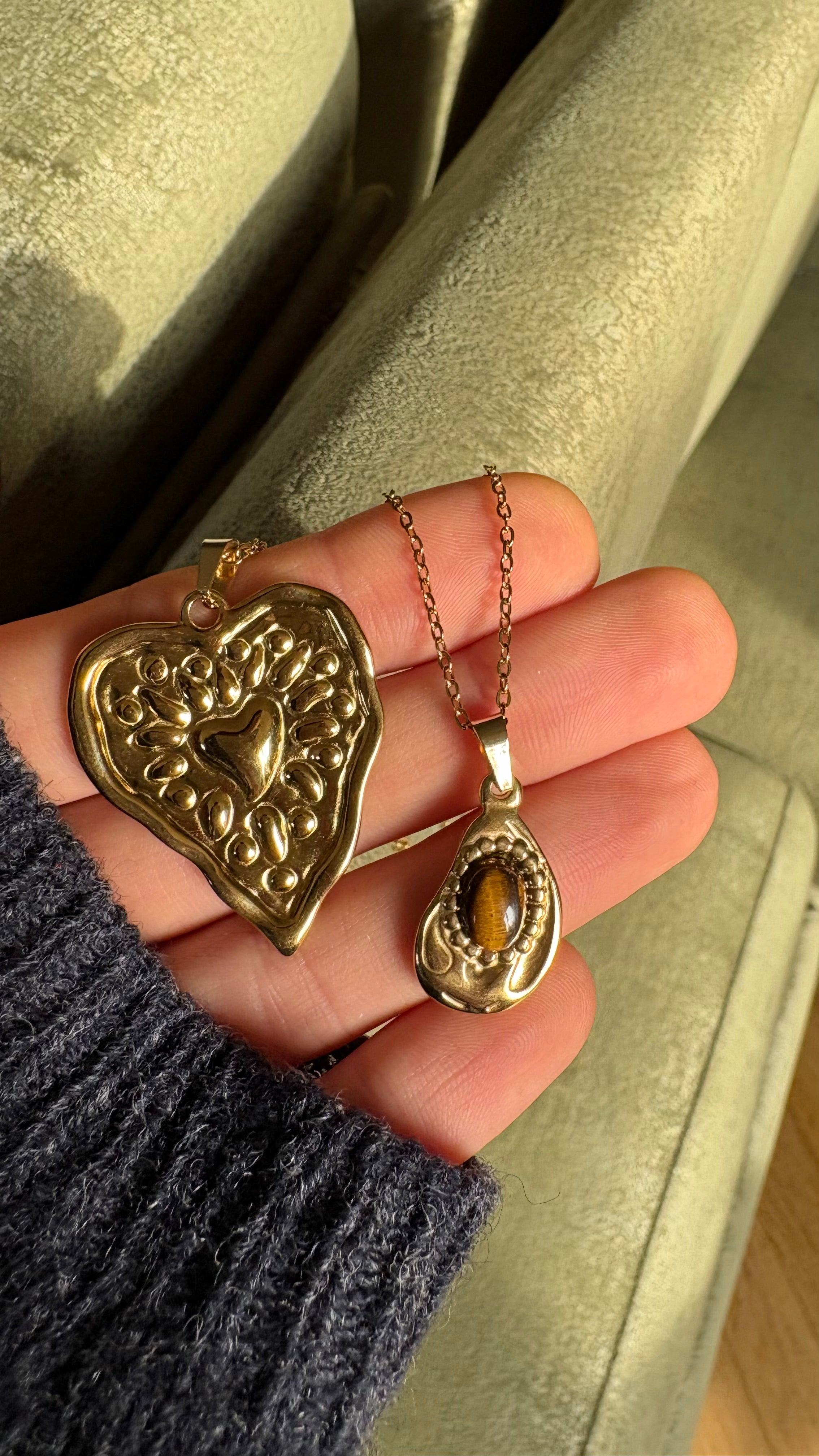 gioielli in oro 18k e pietre naturali. ciondolo con pietra occhio di tigre. cuore sacro. simbologia femminile. giunquilla, gioielli per il sacro femminile