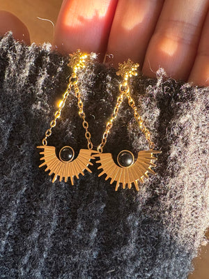 gioielli in oro 18k e pietre naturali. orecchini con pietra ossidiana. simbologia femminile. giunquilla, gioielli per il sacro femminile