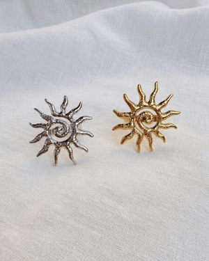 Anello sole Giunquilla in acciaio placcato oro 18k con spirale, simbolo dei cicli naturali Anello Soleya Giunquilla a forma di sole con spirale puntinata, energia solare e femminile Anello Giunquilla con sole e spirale in oro 18k, geometria sacra ispirata a Newgrange e alle Ande Anello sole Giunquilla in acciaio dorato, per portare energia solare sacra in ogni gesto quotidiano Anello Soleya Giunquilla: spirale e sole in oro 18k, movimento ciclico del femminile al dito