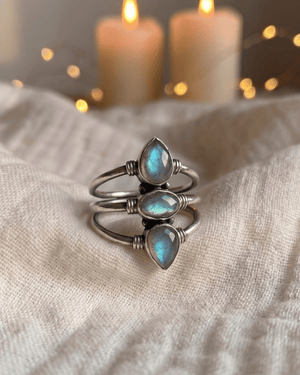 Anello Eva Giunquilla in argento 925 con tre labradoriti, tributo agli archetipi del femminile Anello Giunquilla con labradorite cangiante in argento 925, le tre fasi lunari in un unico gioiello Anello Eva Giunquilla argento 925 e labradorite: fanciulla, madre e strega come simboli viventi Anello Giunquilla con labradorite multiriflesso, energia delle fasi lunari e del femminile sacro Anello Eva Giunquilla in argento con tre labradoriti cangianti, gioiello spirituale di potere femminile
