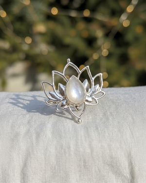 Anello ninfa Giunquilla in argento 925 con pietra di luna adularia, fertilità e rinascita quotidiana Anello Giunquilla con adularia in argento 925, luce perlescente del loto e del femminile Anello ninfa Giunquilla argento 925 e pietra di luna adularia, simbolo universale di fioritura Anello Giunquilla con pietra di luna adularia iridescente, energia del loto e dei cicli femminili Anello ninfa Giunquilla in argento 925, adularia e fioritura: la luce che viene da dentro
