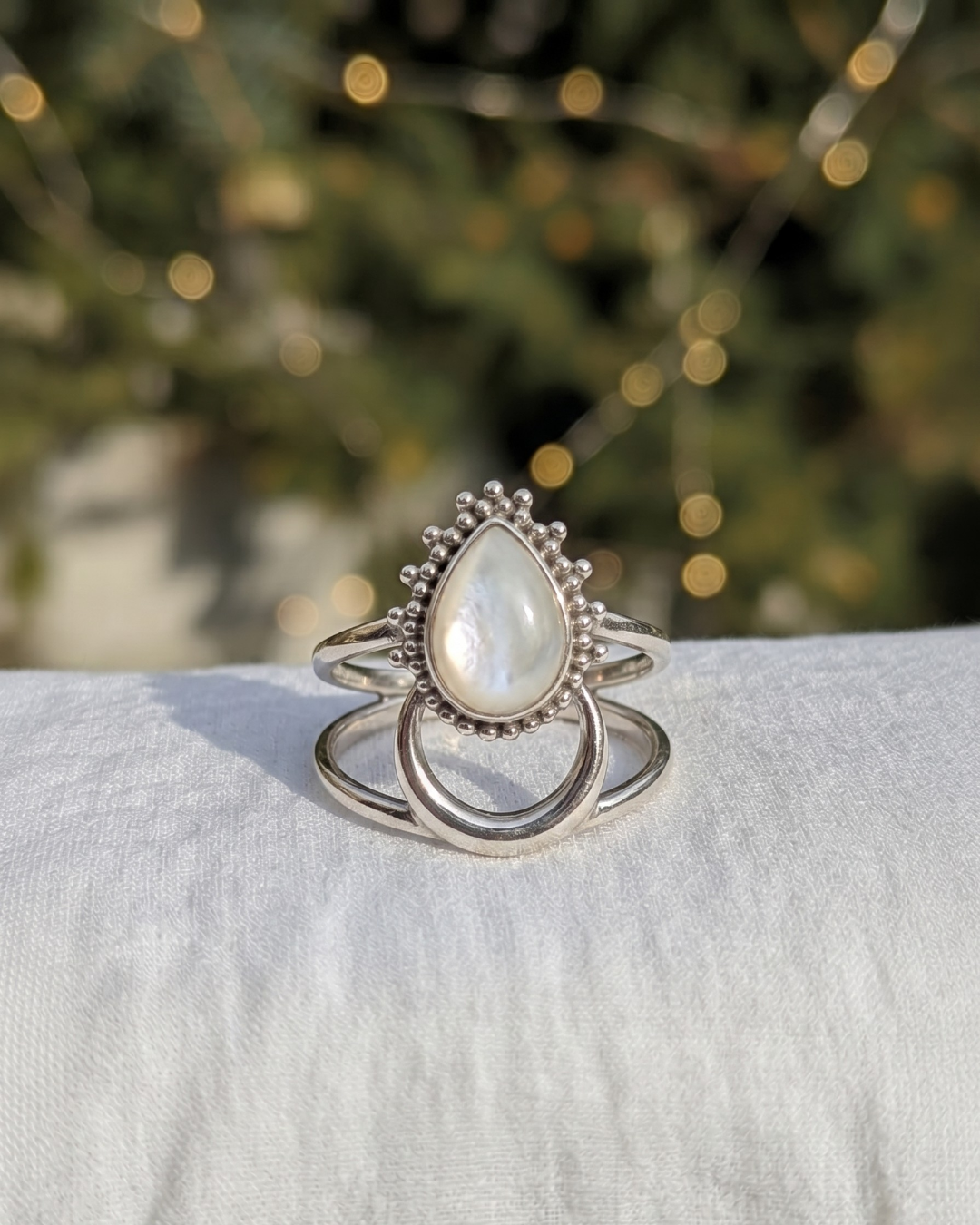 Anello Lilith Giunquilla in argento 925 con pietra di luna adularia, luce interiore femminile Anello Giunquilla con adularia in argento 925, perlescenza lunare per donne consapevoli e libere Anello Lilith Giunquilla argento 925 e pietra di luna: potere femminile delicato e indomabile Anello Giunquilla con pietra di luna adularia, simbolo di saggezza luminosa e libertà interiore Anello Lilith Giunquilla in argento con adularia iridescente, gioiello del sacro femminile libero