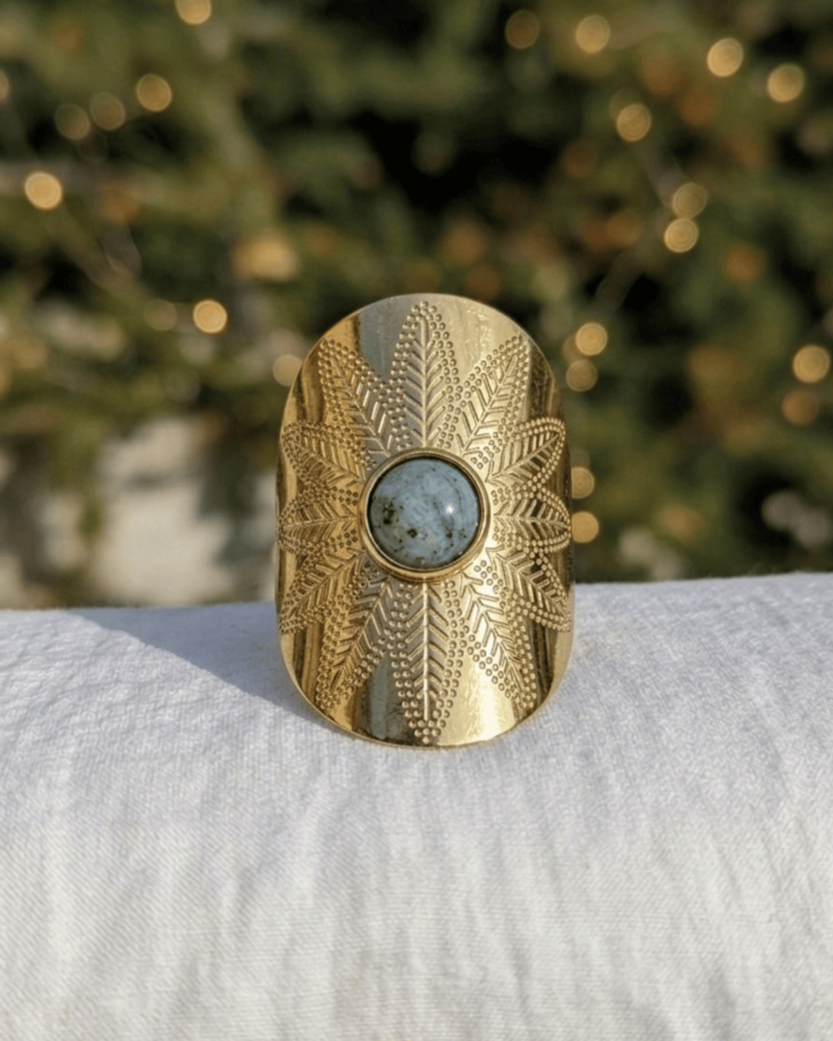 Anello Bamako Giunquilla in oro 18k con turchese africano e intarsio botanico Anello Giunquilla con turchese africano, pietra di protezione nei momenti di passaggio e trasformazione Anello Bamako Giunquilla in acciaio dorato con intarsio botanico, ispirato ai simboli rurali del Mali Anello Giunquilla con turchese africano e decoro botanico, energia di radicamento e coraggio femminile Anello Bamako Giunquilla, oro 18k e turchese: un frammento di rituale ancestrale al dito