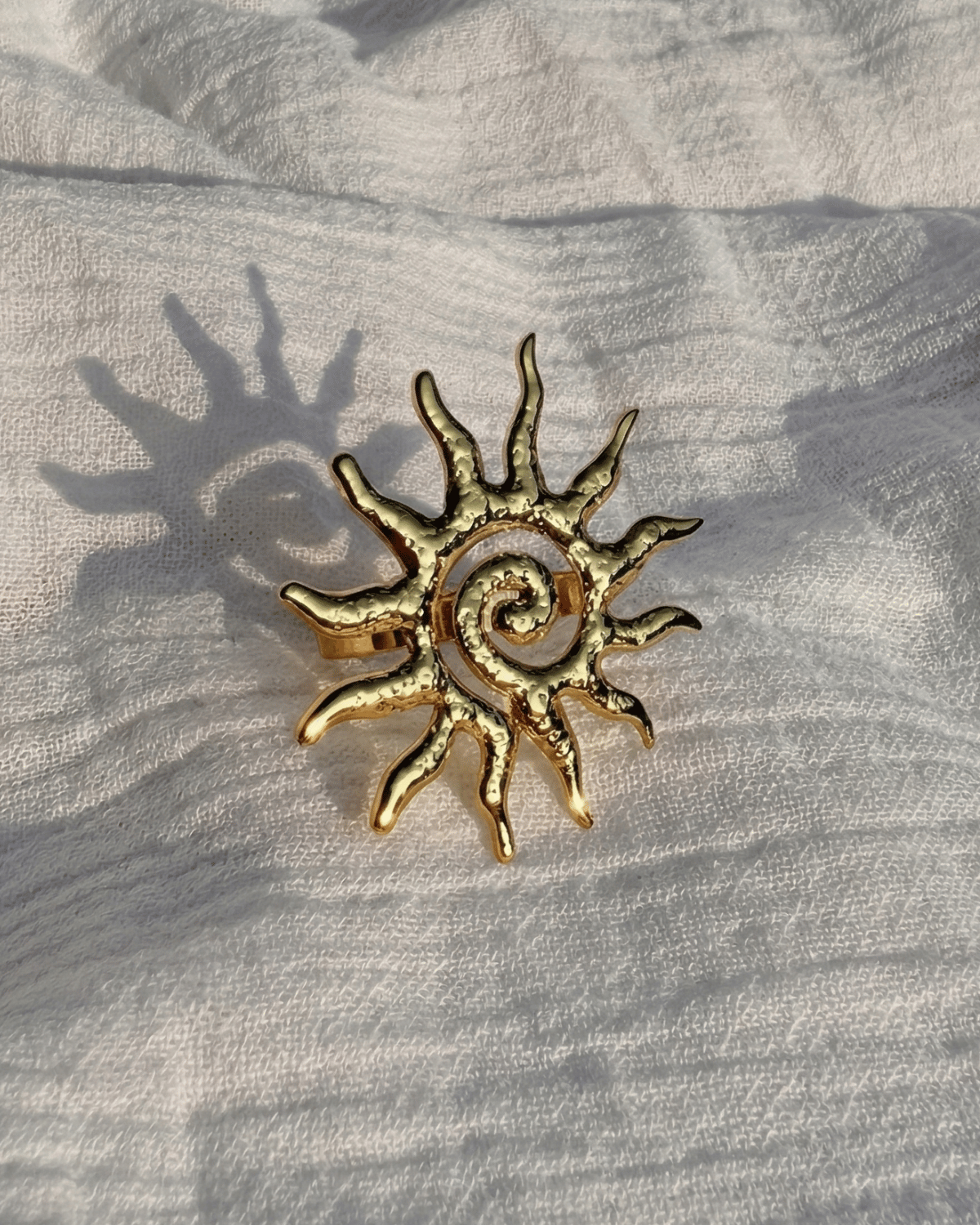 Anello sole Giunquilla in acciaio placcato oro 18k con spirale, simbolo dei cicli naturali Anello Soleya Giunquilla a forma di sole con spirale puntinata, energia solare e femminile Anello Giunquilla con sole e spirale in oro 18k, geometria sacra ispirata a Newgrange e alle Ande Anello sole Giunquilla in acciaio dorato, per portare energia solare sacra in ogni gesto quotidiano Anello Soleya Giunquilla: spirale e sole in oro 18k, movimento ciclico del femminile al dito
