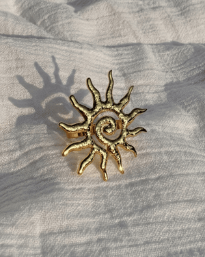 Anello sole Giunquilla in acciaio placcato oro 18k con spirale, simbolo dei cicli naturali Anello Soleya Giunquilla a forma di sole con spirale puntinata, energia solare e femminile Anello Giunquilla con sole e spirale in oro 18k, geometria sacra ispirata a Newgrange e alle Ande Anello sole Giunquilla in acciaio dorato, per portare energia solare sacra in ogni gesto quotidiano Anello Soleya Giunquilla: spirale e sole in oro 18k, movimento ciclico del femminile al dito