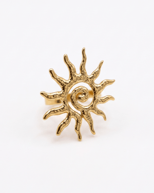 Anello sole Giunquilla in acciaio placcato oro 18k con spirale, simbolo dei cicli naturali Anello Soleya Giunquilla a forma di sole con spirale puntinata, energia solare e femminile Anello Giunquilla con sole e spirale in oro 18k, geometria sacra ispirata a Newgrange e alle Ande Anello sole Giunquilla in acciaio dorato, per portare energia solare sacra in ogni gesto quotidiano Anello Soleya Giunquilla: spirale e sole in oro 18k, movimento ciclico del femminile al dito
