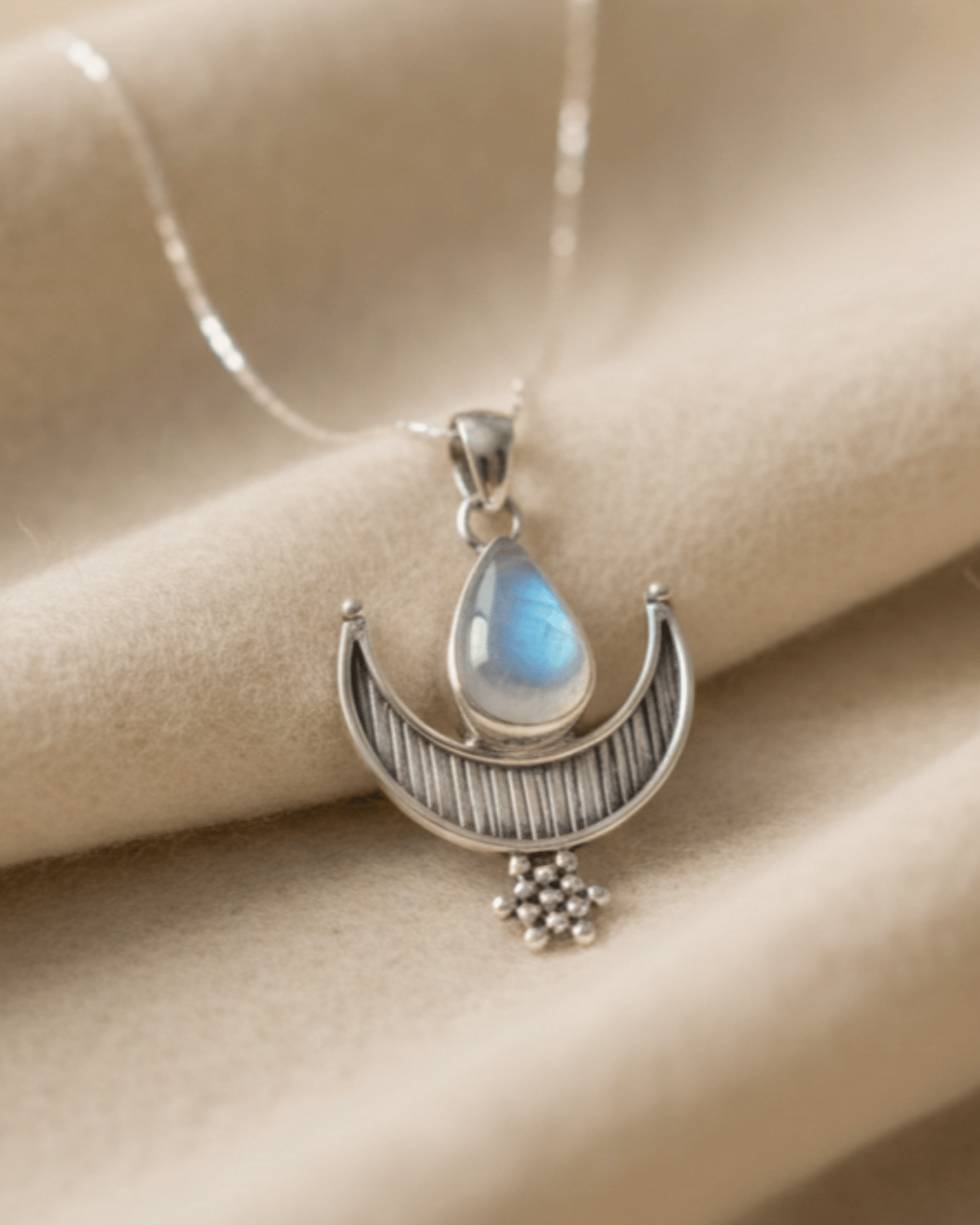 Ciondolo Miraluna Giunquilla in argento 925 con labradorite bianca, fase crescente e rinascita Ciondolo Giunquilla con pietra di luna arcobaleno in argento 925, creatività e intuizione femminile Ciondolo Miraluna Giunquilla argento 925 e labradorite: ritualità sacra e connessione con il corpo Ciondolo Giunquilla con luna crescente e labradorite bianca, energia di movimento e rinnovamento Ciondolo Miraluna Giunquilla in argento con pietra di luna, gioiello spirituale del sacro femminile