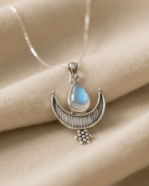 Ciondolo Miraluna Giunquilla in argento 925 con labradorite bianca, fase crescente e rinascita Ciondolo Giunquilla con pietra di luna arcobaleno in argento 925, creatività e intuizione femminile Ciondolo Miraluna Giunquilla argento 925 e labradorite: ritualità sacra e connessione con il corpo Ciondolo Giunquilla con luna crescente e labradorite bianca, energia di movimento e rinnovamento Ciondolo Miraluna Giunquilla in argento con pietra di luna, gioiello spirituale del sacro femminile