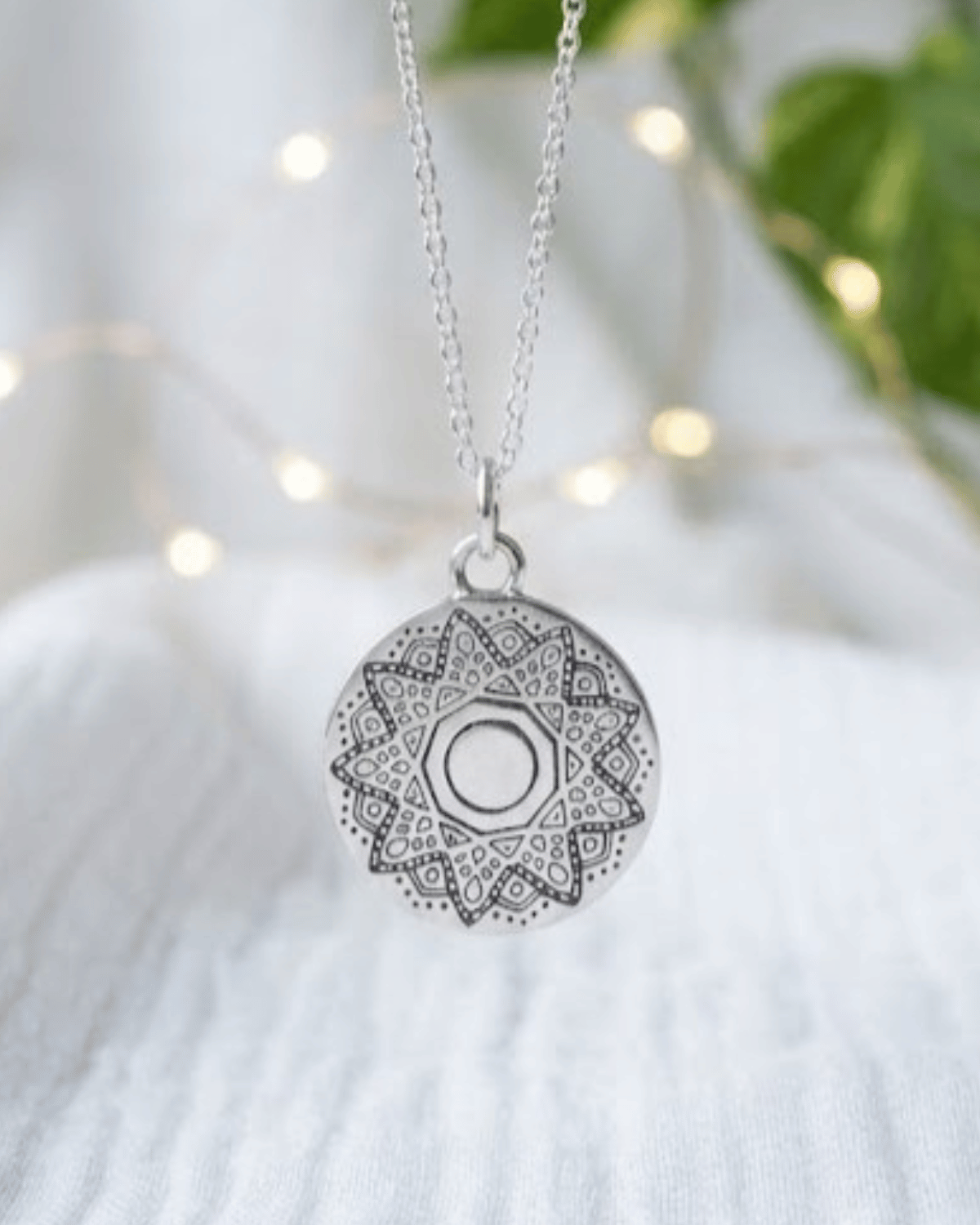 Ciondolo Luna Piena Giunquilla in argento 925, mandala lunare da portare sempre con sé Ciondolo Giunquilla con mandala a luna piena in argento, amuleto dei rituali lunari femminili Ciondolo Luna Piena Giunquilla argento 925: cerchio sacro e pienezza interiore come ornamento Ciondolo Giunquilla con luna piena in argento 925, da indossare nei giorni di luna piena Ciondolo mandala lunare Giunquilla in argento 925, simbolo di completezza e ciclo femminile
