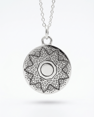 Ciondolo Luna Piena Giunquilla in argento 925, mandala lunare da portare sempre con sé Ciondolo Giunquilla con mandala a luna piena in argento, amuleto dei rituali lunari femminili Ciondolo Luna Piena Giunquilla argento 925: cerchio sacro e pienezza interiore come ornamento Ciondolo Giunquilla con luna piena in argento 925, da indossare nei giorni di luna piena Ciondolo mandala lunare Giunquilla in argento 925, simbolo di completezza e ciclo femminile