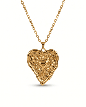 Collana Mary Giunquilla in oro 18k con cuore sacro, simbolo di cura e devozione materna Ciondolo Giunquilla con cuore sacro dorato, archetipo della forza materna cosmica Collana pendente Giunquilla con cuore sacro in acciaio placcato oro 18k, memoria ancestrale e armonia Ciondolo Mary Giunquilla, oro 18k: indossare la protezione del femminile materno e divino Collana Giunquilla con cuore sacro, gioiello spirituale per donne legate al sacro femminile