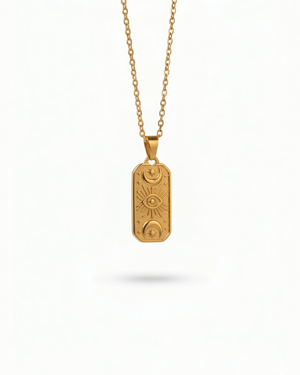 Collana Eyra Giunquilla in oro 18k con carta oracolare, simbolo dell'occhio e fasi lunari Ciondolo Eyra Giunquilla con luna crescente e calante, gioiello di protezione e conoscenza Collana pendente Giunquilla con simboli oracolari in acciaio dorato, energia di visione interiore Ciondolo Giunquilla con occhio e luna, amuleto del sacro femminile in oro 18k su mussola chiara Collana Eyra Giunquilla: occhio apotropaico e fasi lunari in acciaio placcato oro 18k