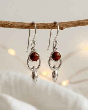 Orecchini Goddess Giunquilla in argento 925 con labradorite bianca, archetipo della dea Orecchini pendenti Giunquilla con diaspro rosso in argento 925, creatività e connessione con la terra Orecchini Goddess Giunquilla argento 925 e pietra di luna arcobaleno, corpo sacro e femminile divino Orecchini Giunquilla con forma della dea in argento, labradorite bianca e mestruazione consapevole Orecchini Goddess Giunquilla in argento 925 con diaspro, per onorare la sacralità del corpo femminile