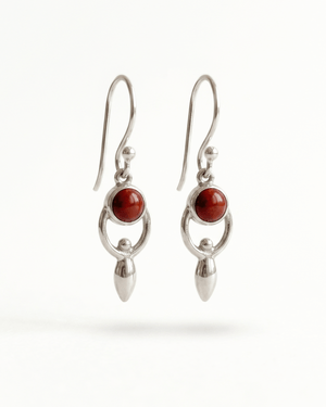 Orecchini Goddess Giunquilla in argento 925 con labradorite bianca, archetipo della dea Orecchini pendenti Giunquilla con diaspro rosso in argento 925, creatività e connessione con la terra Orecchini Goddess Giunquilla argento 925 e pietra di luna arcobaleno, corpo sacro e femminile divino Orecchini Giunquilla con forma della dea in argento, labradorite bianca e mestruazione consapevole Orecchini Goddess Giunquilla in argento 925 con diaspro, per onorare la sacralità del corpo femminile