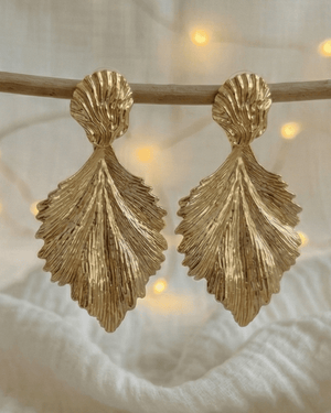 Orecchini botanici pendenti Giunquilla in acciaio placcato oro 18k, eleganza non addomesticata Orecchini Acanto Giunquilla in oro 18k, ispirati alla pianta simbolo di vita tenace e bellezza autentica Orecchini pendenti Giunquilla con motivo acanto dorato, per donne di consapevole eleganza Orecchini Giunquilla in oro 18k con foglia di acanto, gioiello botanico del sacro femminile Orecchini Acanto Giunquilla: decoro botanico in acciaio placcato oro, bellezza che non chiede permesso