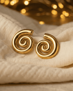 Orecchini spirale Giunquilla in acciaio placcato oro 18k, simbolo di ciclicità e armonia lunare Orecchini Gea Giunquilla con spirale dorata, energia della terra e dei cicli naturali femminili Orecchini pendenti Giunquilla con spirale in oro 18k, gioiello del sacro femminile e della luna Orecchini Gea Giunquilla in acciaio dorato: la spirale ancestrale come ornamento quotidiano Orecchini spirale Giunquilla in oro 18k, per celebrare i ritmi del corpo e del cosmo femminile