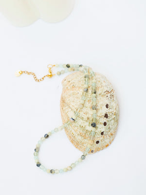 choker con pietre naturali. collana girocollo cristalli naturali. giunquilla gioielli per il sacro femminile. gioielli per chakra, energetici. yoga tantra. inossidabili. acquamarina, amazzonite, sodalite, fluorite