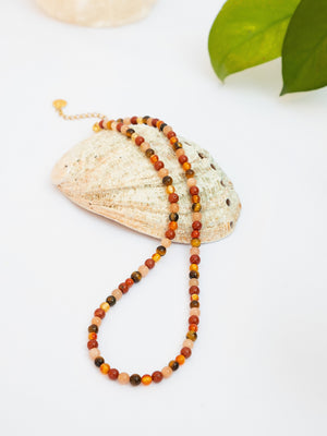 choker con pietre naturali. collana girocollo cristalli naturali. giunquilla gioielli per il sacro femminile. gioielli per chakra, energetici. yoga tantra. inossidabili. occhio di tigre, corniola eliolite pietra del sole, diaspro