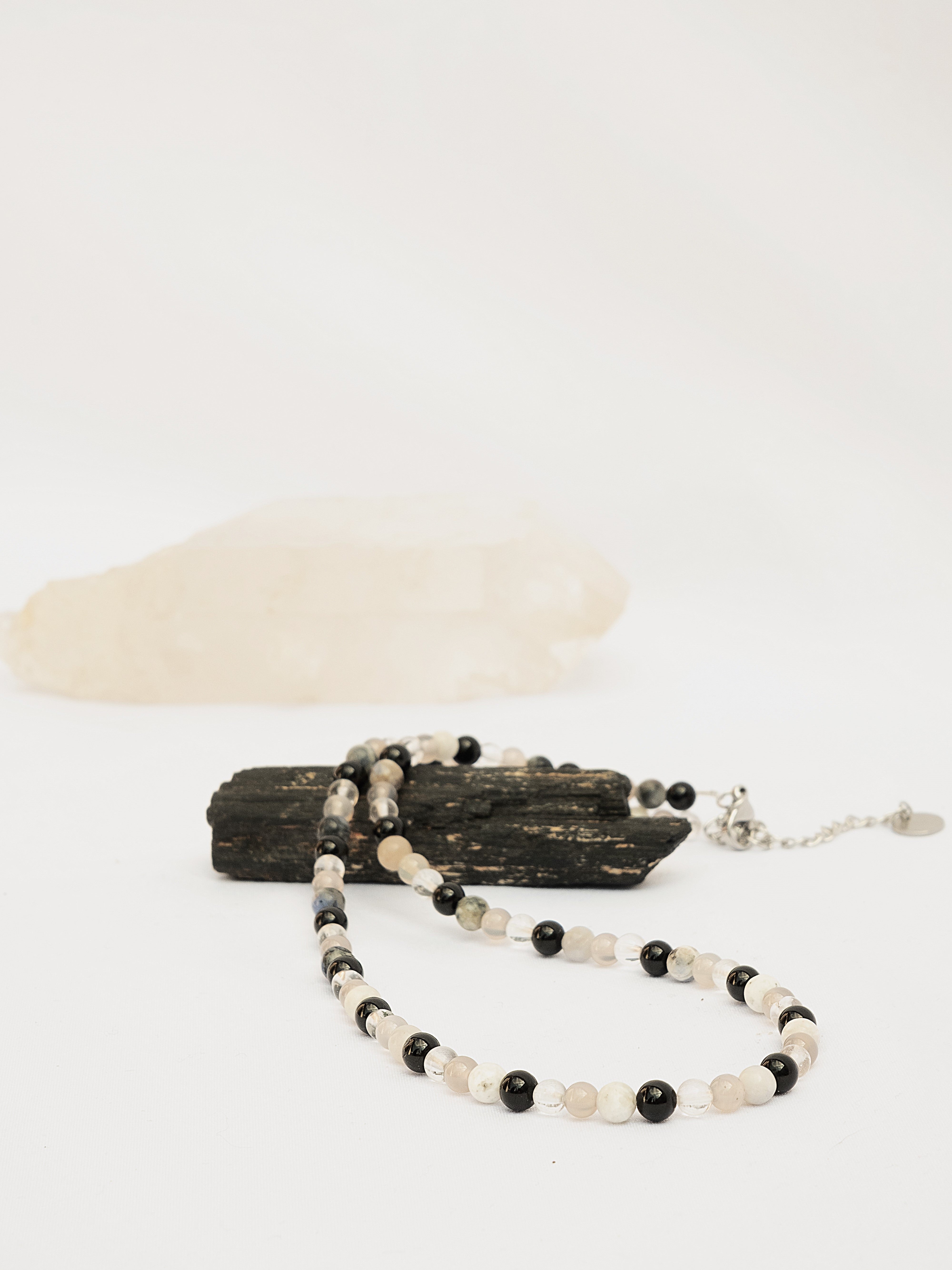 choker con pietre naturali. collana girocollo cristalli naturali. giunquilla gioielli per il sacro femminile. gioielli per chakra, energetici. yoga tantra. inossidabili. sodalite, tormalina, quarzo ialino, agata grigia