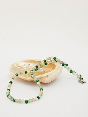 choker con pietre naturali. collana girocollo cristalli naturali. giunquilla gioielli per il sacro femminile. gioielli per chakra, energetici. yoga tantra. inossidabili. avventurina, malachite, fluorite, labradorite