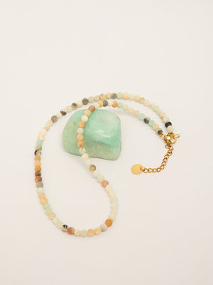 choker con pietre naturali. collana girocollo cristalli naturali. giunquilla gioielli per il sacro femminile. gioielli per chakra, energetici. yoga tantra. inossidabili. amazzonite smerigliata, amazzonite effetto frost