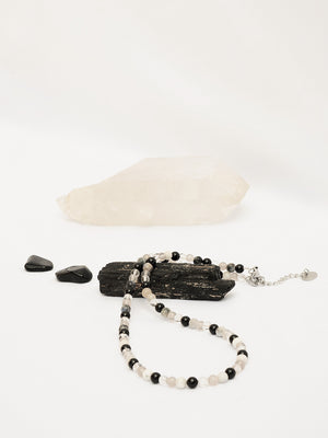 choker con pietre naturali. collana girocollo cristalli naturali. giunquilla gioielli per il sacro femminile. gioielli per chakra, energetici. yoga tantra. inossidabili. sodalite, tormalina, quarzo ialino, agata grigia