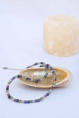 choker con pietre naturali. collana girocollo cristalli naturali. giunquilla gioielli per il sacro femminile. gioielli per chakra, energetici. yoga tantra. inossidabili. sodalite, ametista, angelite, labradorite