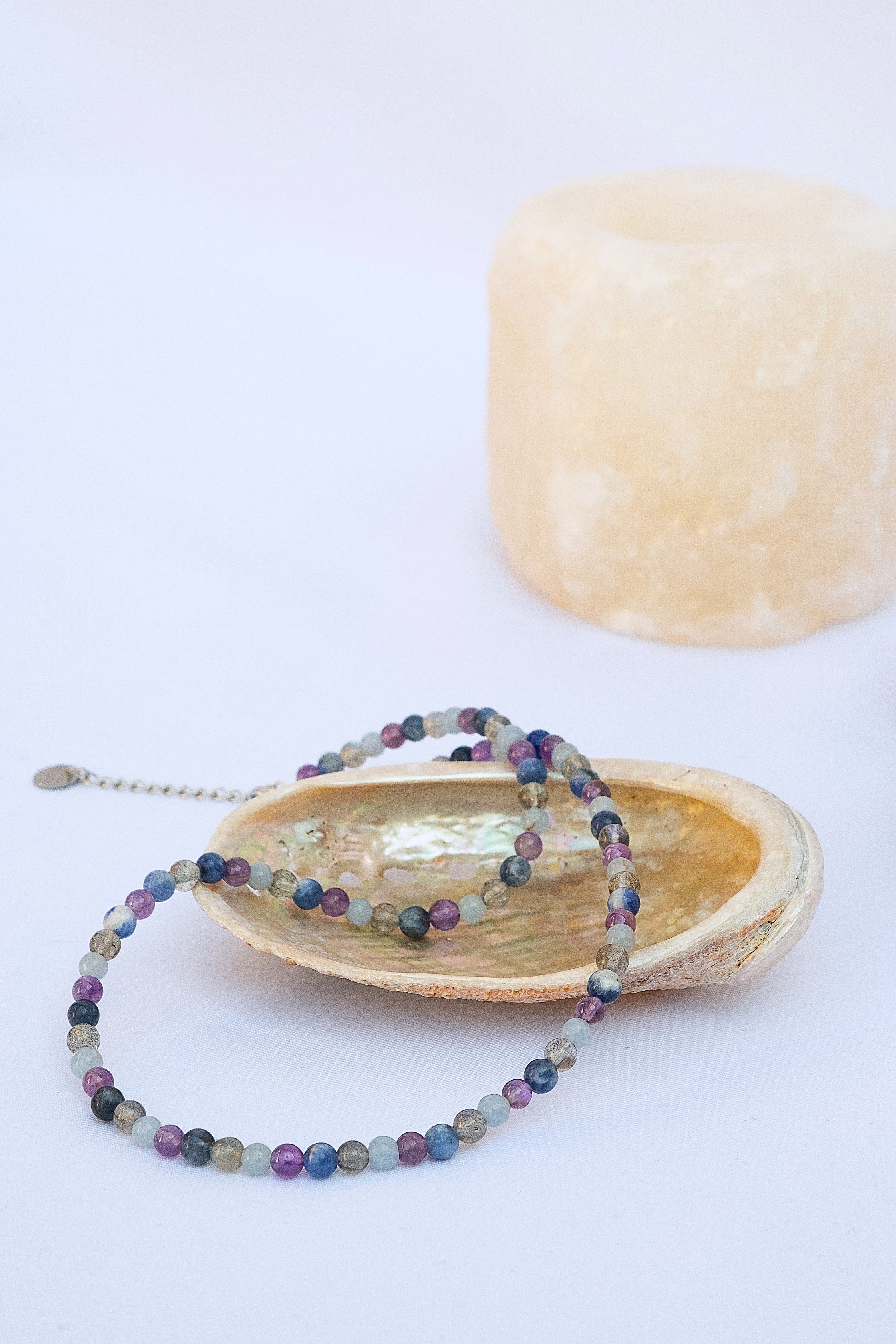 choker con pietre naturali. collana girocollo cristalli naturali. giunquilla gioielli per il sacro femminile. gioielli per chakra, energetici. yoga tantra. inossidabili. sodalite, ametista, angelite, labradorite