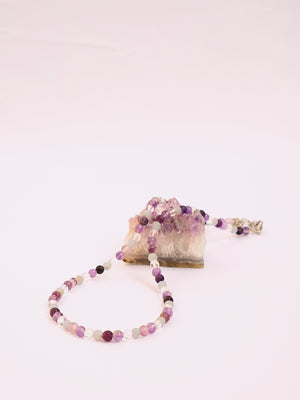 choker con pietre naturali. collana girocollo cristalli naturali. giunquilla gioielli per il sacro femminile. gioielli per chakra, energetici. yoga tantra. inossidabili. ametista, fluorite, angelite, quarzo ialino