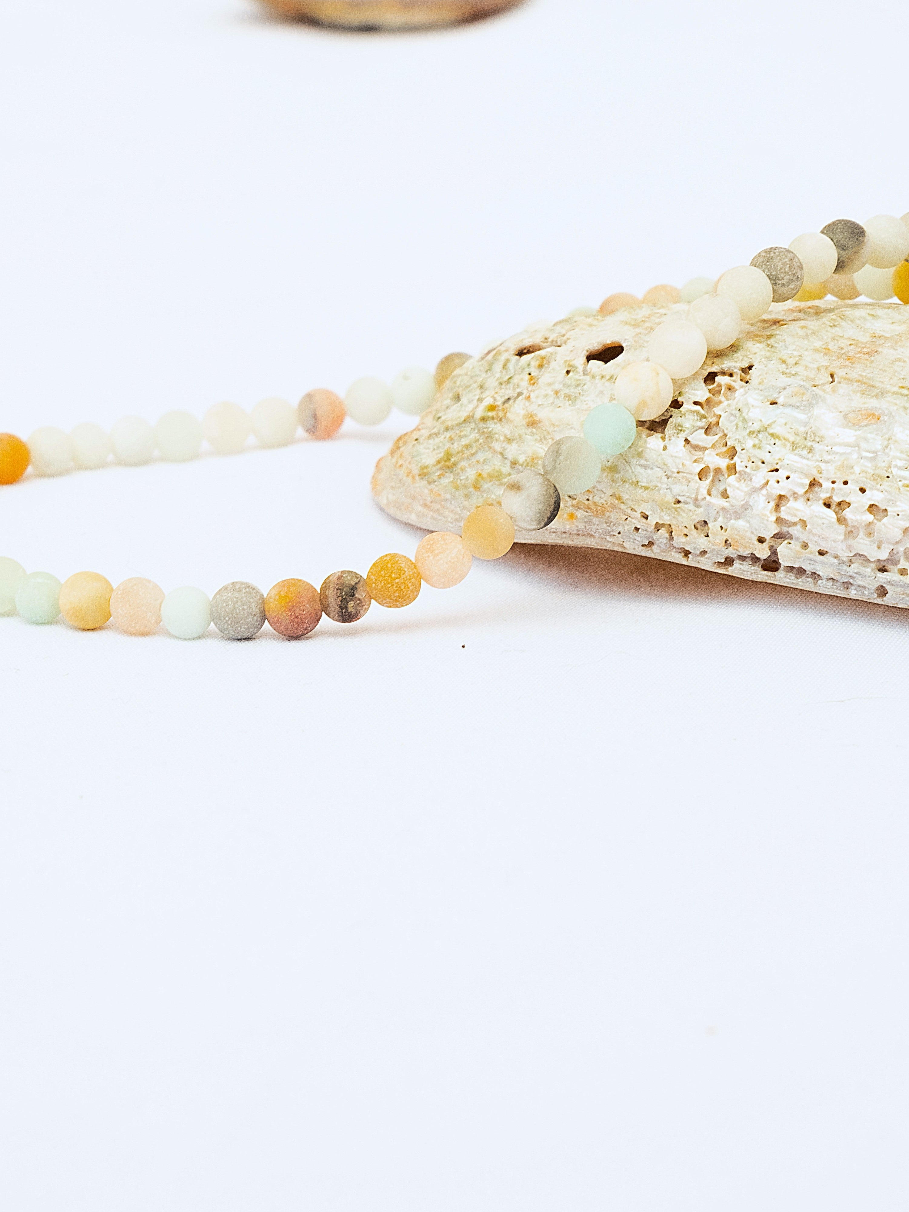 choker con pietre naturali. collana girocollo cristalli naturali. giunquilla gioielli per il sacro femminile. gioielli per chakra, energetici. yoga tantra. inossidabili. amazzonite smerigliata, amazzonite effetto frost