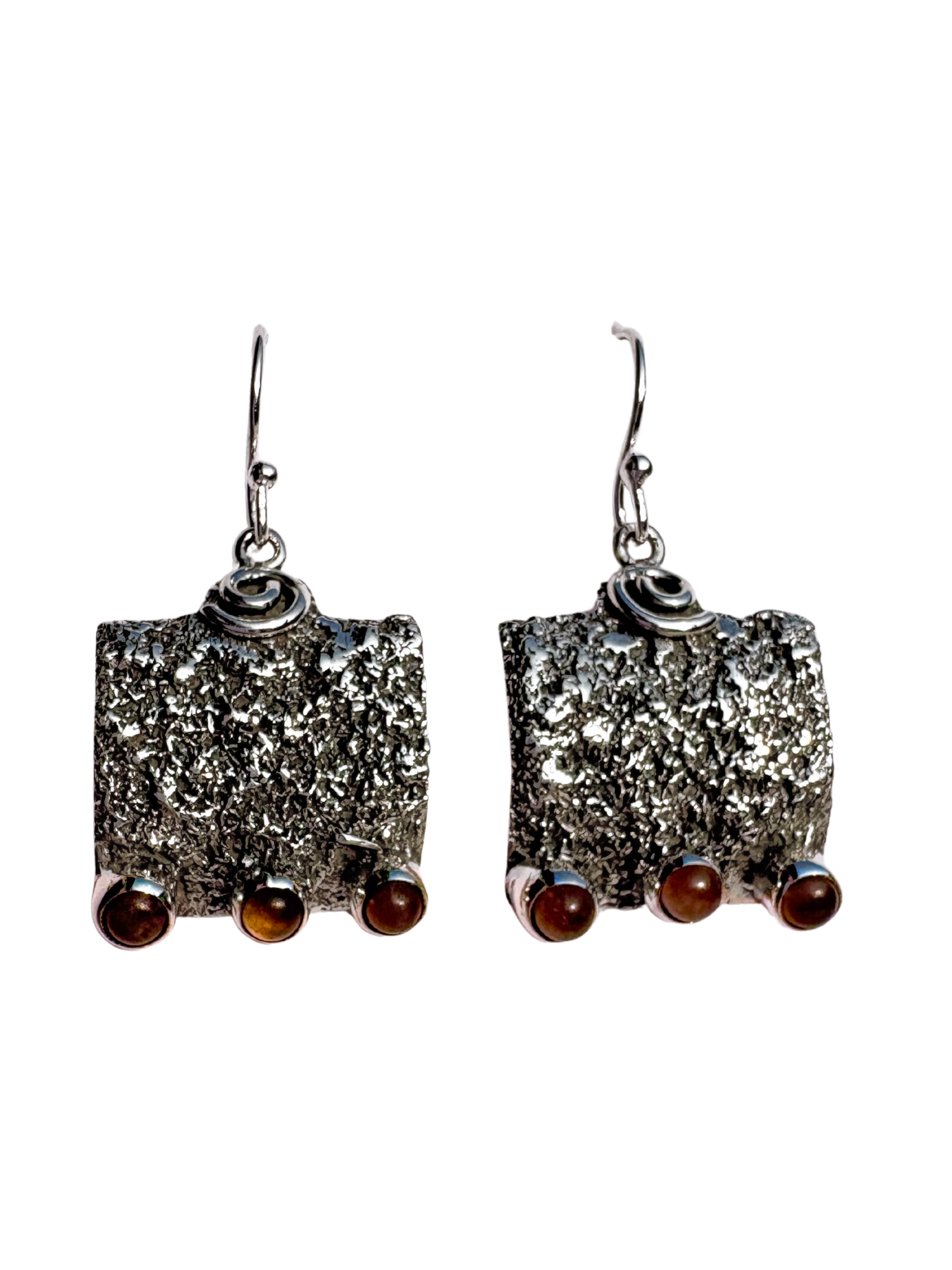 orecchini in argento 925 con pietra labradorite. gioielli per il sacro femminile, simbolismo femminile. giunquilla. simbolo madre terra spirale