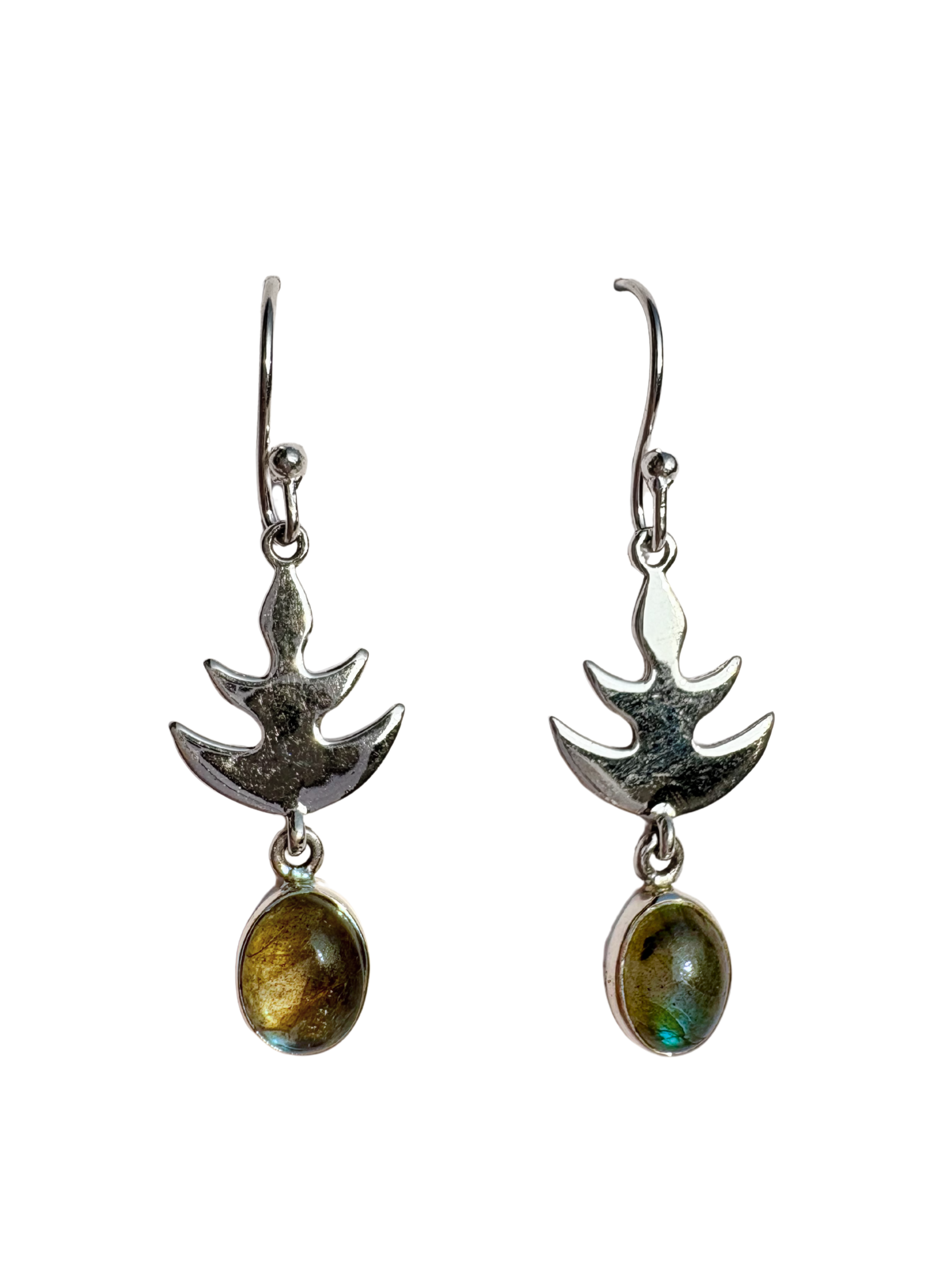 orecchini in argento 925 con pietra labradorite. gioielli per il sacro femminile, simbolismo femminile. giunquilla. simbolo lune