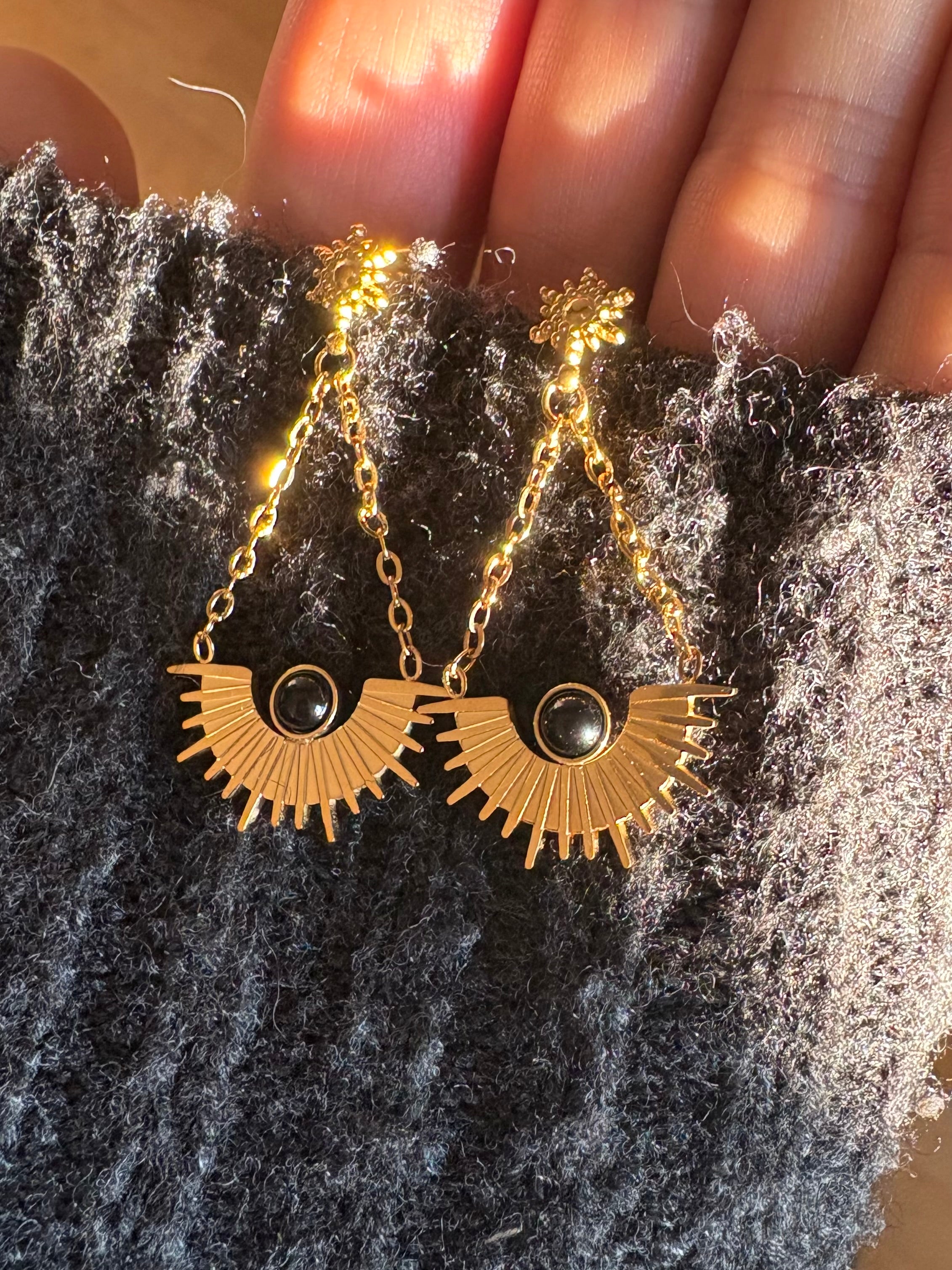 gioielli in oro 18k e pietre naturali. orecchini con pietra ossidiana. simbologia femminile. giunquilla, gioielli per il sacro femminile