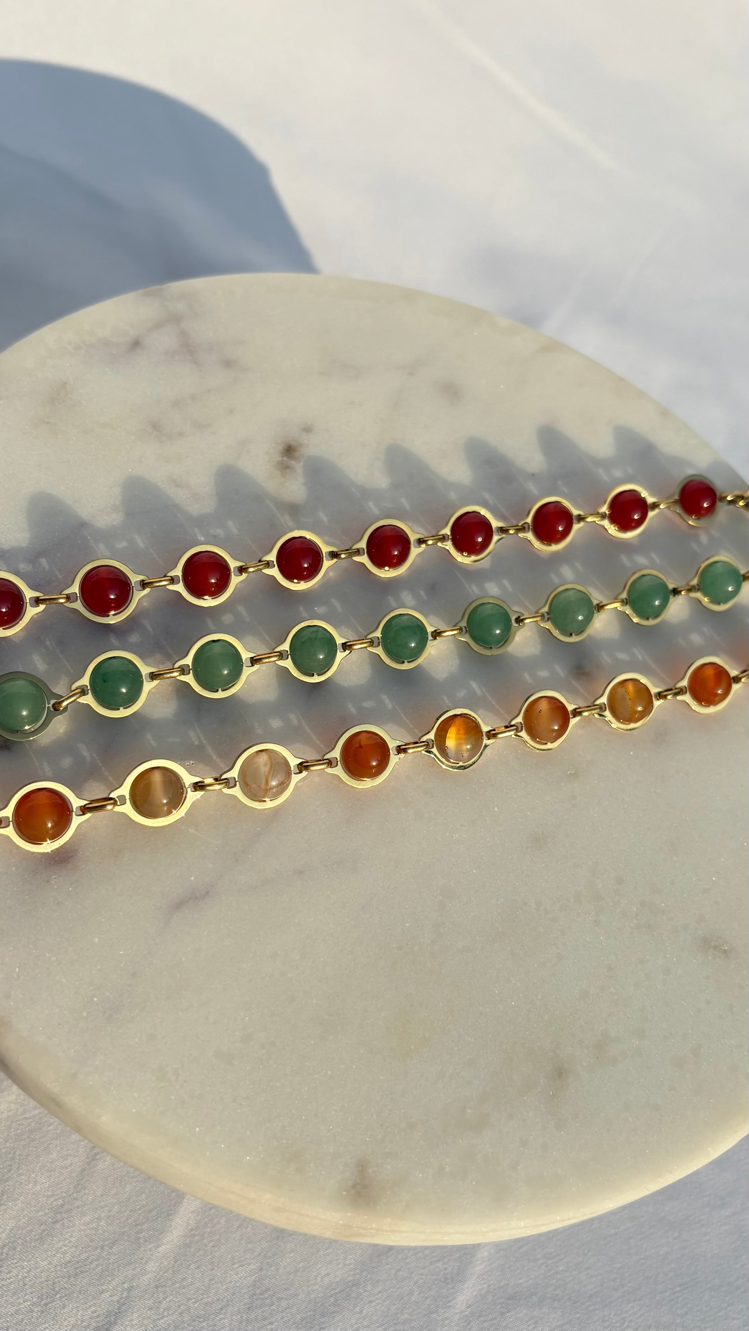 gioielli in oro 18k e pietre naturali. bracciale con pietra avventurina, corniola, granato. simbologia femminile. giunquilla, gioielli per il sacro femminile