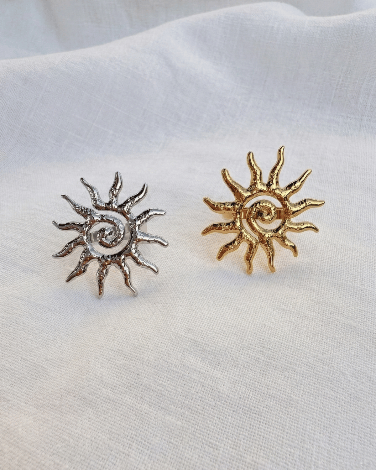 Anello sole Giunquilla in acciaio placcato oro 18k con spirale, simbolo dei cicli naturali Anello Soleya Giunquilla a forma di sole con spirale puntinata, energia solare e femminile Anello Giunquilla con sole e spirale in oro 18k, geometria sacra ispirata a Newgrange e alle Ande Anello sole Giunquilla in acciaio dorato, per portare energia solare sacra in ogni gesto quotidiano Anello Soleya Giunquilla: spirale e sole in oro 18k, movimento ciclico del femminile al dito
