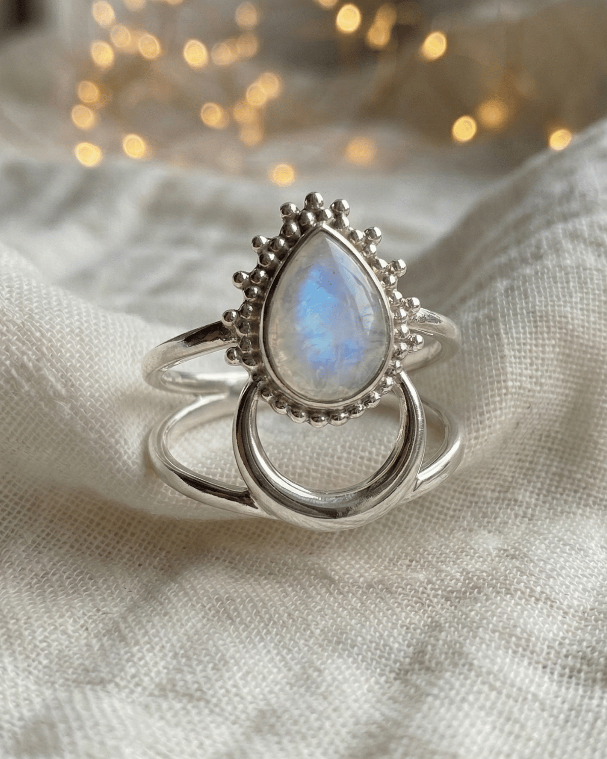 Anello Lilith Giunquilla in argento 925 con labradorite, simbolo di libertà e potere femminile Anello Giunquilla con labradorite cangiante in argento 925, per donne delicate e indomabili Anello Lilith Giunquilla argento 925: labradorite e saggezza luminosa del sacro femminile Anello Giunquilla con labradorite in argento, amuleto di consapevolezza e forza interiore femminile Anello Lilith Giunquilla in argento 925 con labradorite, gioiello del potere femminile libero
