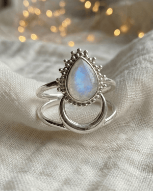 Anello Lilith Giunquilla in argento 925 con labradorite, simbolo di libertà e potere femminile Anello Giunquilla con labradorite cangiante in argento 925, per donne delicate e indomabili Anello Lilith Giunquilla argento 925: labradorite e saggezza luminosa del sacro femminile Anello Giunquilla con labradorite in argento, amuleto di consapevolezza e forza interiore femminile Anello Lilith Giunquilla in argento 925 con labradorite, gioiello del potere femminile libero
