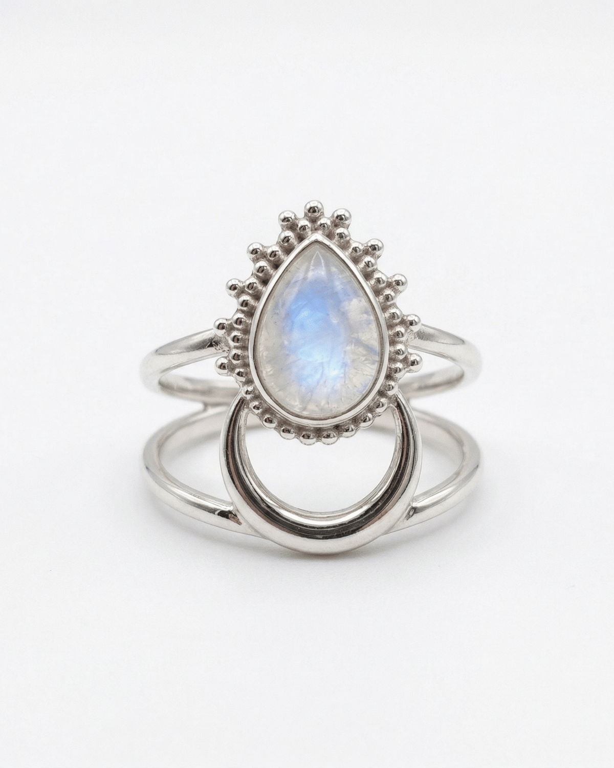 Anello Lilith Giunquilla in argento 925 con labradorite, simbolo di libertà e potere femminile Anello Giunquilla con labradorite cangiante in argento 925, per donne delicate e indomabili Anello Lilith Giunquilla argento 925: labradorite e saggezza luminosa del sacro femminile Anello Giunquilla con labradorite in argento, amuleto di consapevolezza e forza interiore femminile Anello Lilith Giunquilla in argento 925 con labradorite, gioiello del potere femminile libero
