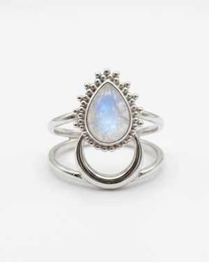 Anello Lilith Giunquilla in argento 925 con labradorite, simbolo di libertà e potere femminile Anello Giunquilla con labradorite cangiante in argento 925, per donne delicate e indomabili Anello Lilith Giunquilla argento 925: labradorite e saggezza luminosa del sacro femminile Anello Giunquilla con labradorite in argento, amuleto di consapevolezza e forza interiore femminile Anello Lilith Giunquilla in argento 925 con labradorite, gioiello del potere femminile libero
